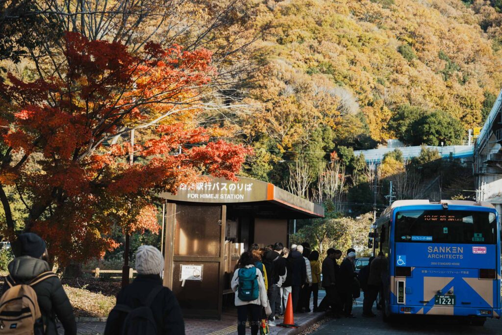 前往書寫山圓教寺,巴士+纜車套票,價格為1,700日圓,比起單買車票與纜車票可以省下680日圓。