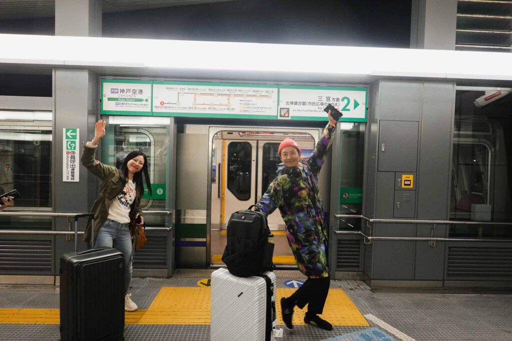 神戶高速船抵達神戶海上機場碼頭後,可以直接搭乘輕軌電車(Port Liner)約20分鐘即可到達神戶市中心的三宮站。